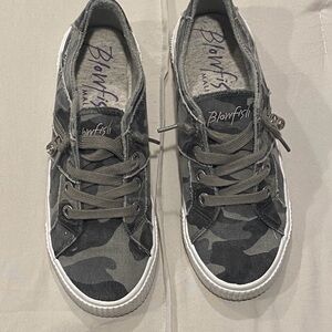 Women's size 7 1/2 Blowfish Malibu tennis shoes.